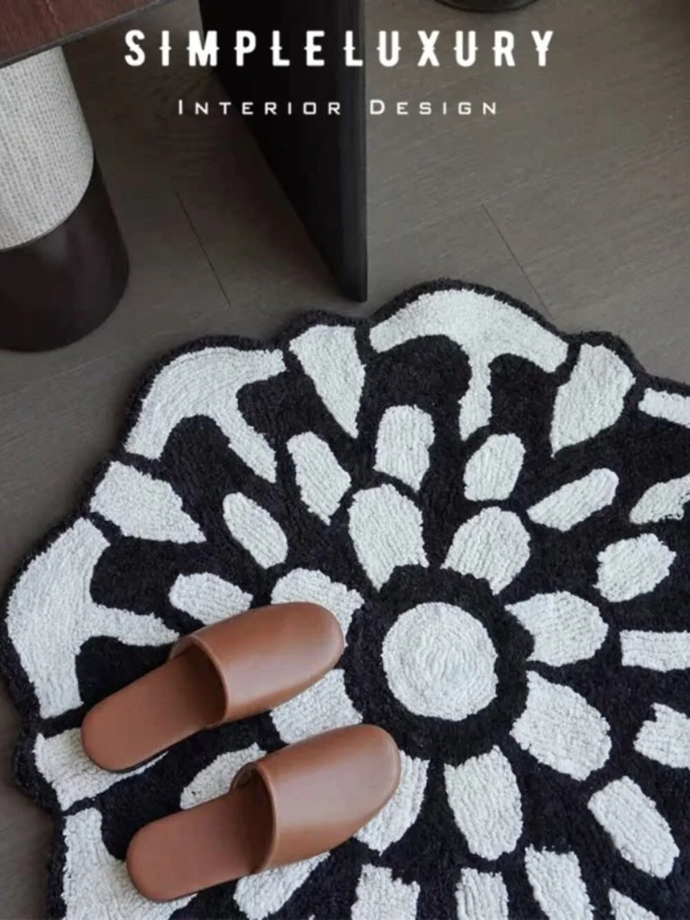 Discontinued Brand New MISSONI HOME Black And White Floral Bath Rug Dia 31